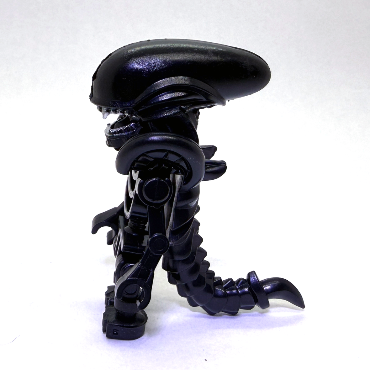 Xenomorph minifig short legs side